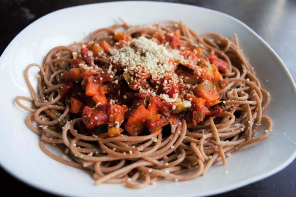 Dinkel Spaghetti Napoli frau janik 