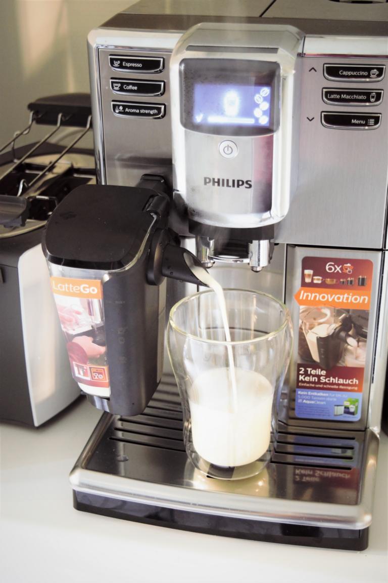 Pflanzliche Milchsorten im Kaffeetest, Philips Kaffeemschine, Frau Janik,