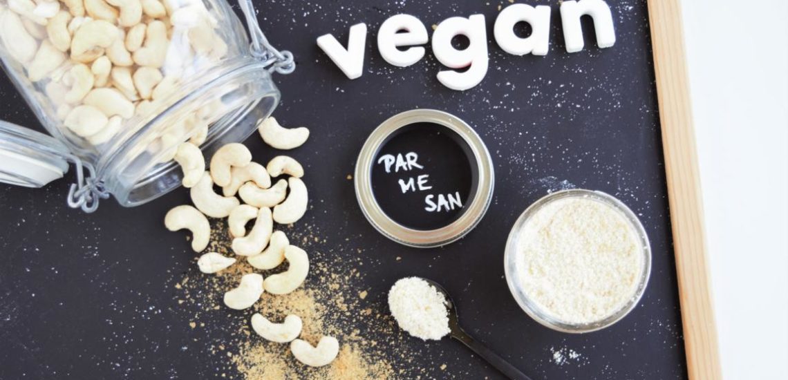 veganer Parmesan einfach selber machen | Grundrezept aus Cashewkerne | aus dem Mixer Frau Janik