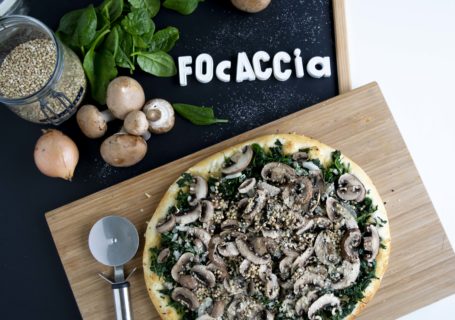 Schnelle Focaccia, Comfortfood, vegane Focaccia, gesunde Focaccia, proteinreiche Focaccia, einfache Focaccia, Focaccia für kochfaule Tage, Rezept für kochfaule Tage, schnelles Focaccia Rezept, einfaches Focaccia Rezept, einfache Hauptspeise, vegane Hauptspeise, vegane Rezepte, winterliche Rezepte, ohne Haushaltszucker, vegan, gesund, proteinreich, fraujanik, Blogger, Basel, Foodblog, schnell und einfach